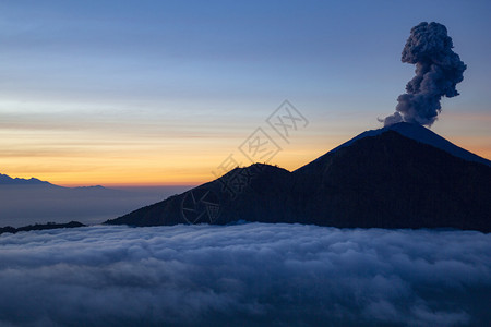 沸腾空的打破爆炸烟雾在黄昏巴厘岛阿贡火山爆发图片