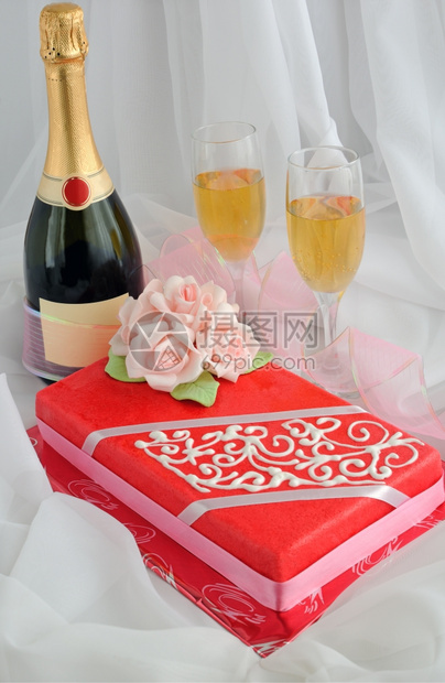 糕点晚餐配有玛西潘玫瑰和香槟的矩形蛋糕餐具图片