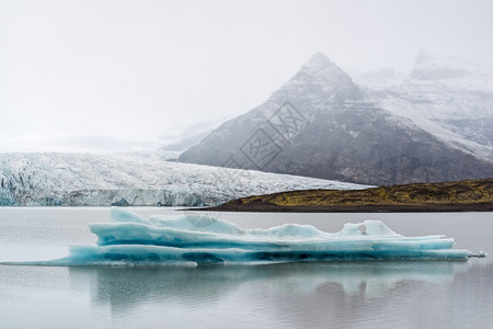的颜色景观冰岛Vatnajokull公园Fjallsarlon冰川环礁湖岛Iceberg的冰山图片