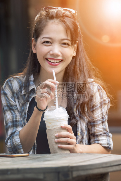 笑着微的年轻亚洲女快乐地喝冷饮料亚洲人时尚女士图片