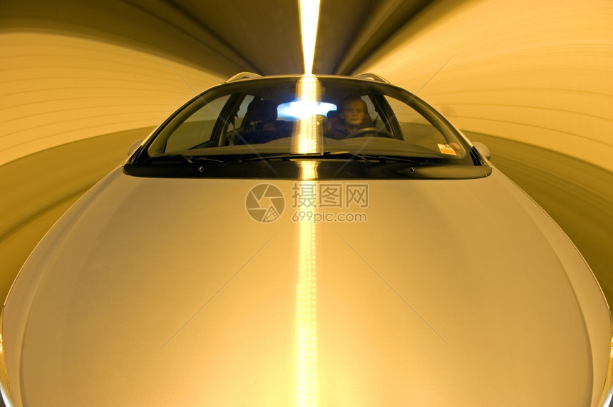 镜子接触单身的一辆汽车在隧道中驾驶车头从引擎盖上看到司机坐在方向盘后面图片