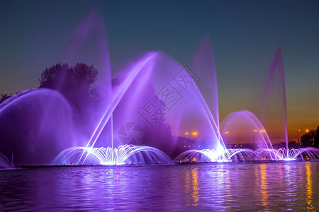 丰富多彩的喷泉夜晚深在城市不老泉河边与灯光相伴的不老泉晚上闪光建造图片