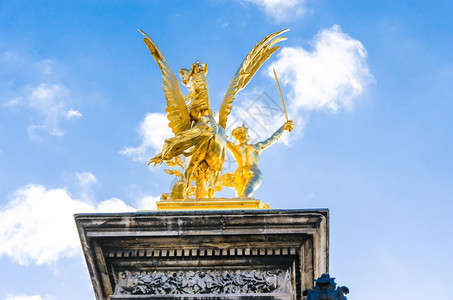 建造灯筑学法国巴黎亚历山德三世桥上的金雕像图片