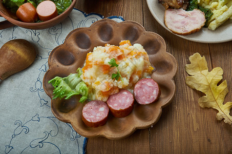 邮票罐荷兰菜土豆锅煮和泥胡萝卜洋葱荷兰菜各种传统盘顶视食物什锦的图片