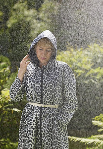 女士白色的身穿雨衣季夏日背景绿色自然的成熟女白种人图片