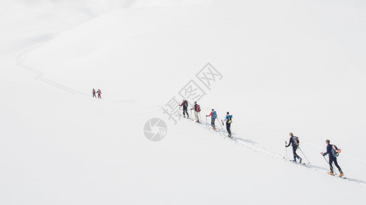 爬雪山的登山者图片