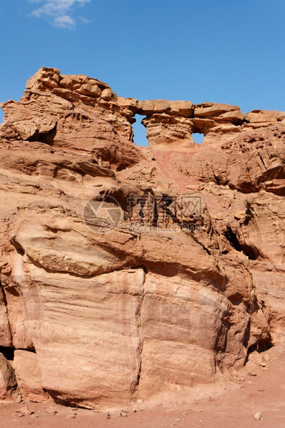 砂岩石沙漠中经风热的橙色岩石爬坡道景区图片