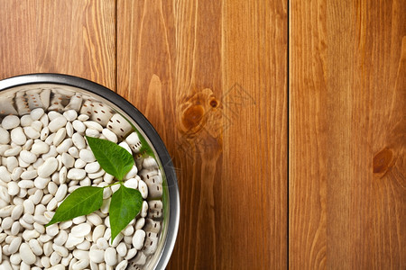 豆子木制桌边背景的椰子中白豆木头生的图片