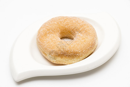 白色背景的盘子上甜圈白色一种食物图片