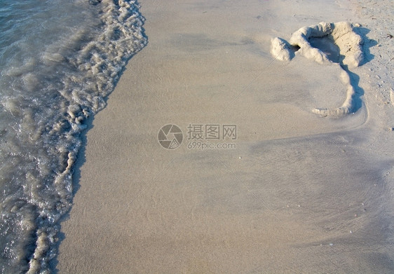 岛屿波和沙背景纹理与石头和轨道马略卡岛巴利阿里群西班牙蓝色的晴天图片