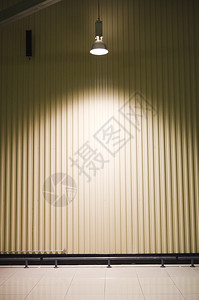 天花板有灯光的空仓库股票一种图片