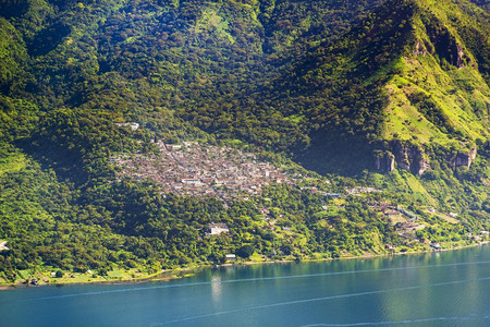 景观山坡危地马拉阿蒂特兰湖上SanPabloLaLaguna山丘村庄图片