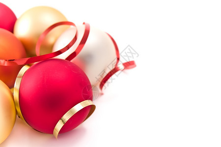庆祝十二月带有丝装饰的圣诞玻璃球圆形的图片