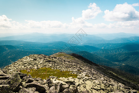 蓝天空下有云的岩石山谷之景旅游到山上行桌面多云的夏天图片