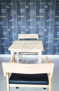 咖啡馆的木桌和椅子股票照片颜色木制的空图片