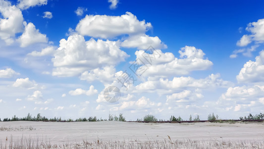 天空晴朗的一白云中有片色沙子青蓝的天空中美丽乌云下户外沙漠全景图片