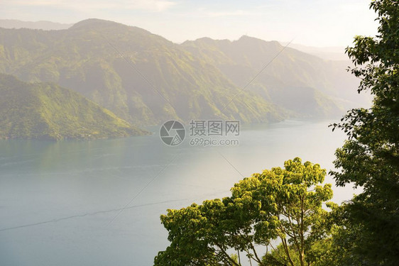 日出村庄在危地马拉阿提特兰湖周围的丛林中升起阳光桑图片