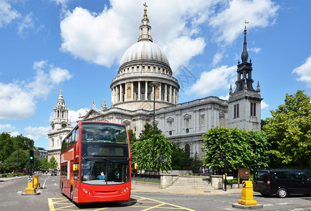 英国街道公共汽车联合的城市伦敦圣保尔斯柯大教堂背景