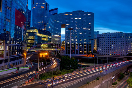 法国巴黎特区防晚间汽车交通现代大楼之间的晚交通现代建筑物之间的晚交通建筑学防御现代的图片