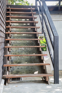 外面的棕色木制楼梯配有铁板股票照片金属当代的梯子图片