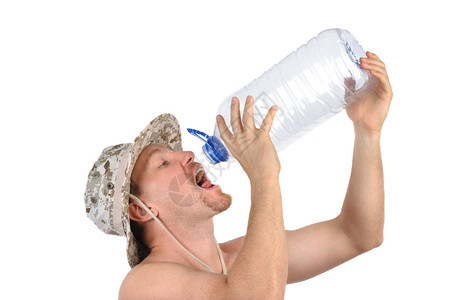 饮料干燥年轻留胡子的人喝空塑料瓶酒干旱图片