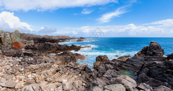 在西班牙北部加利亚地区旅游海景悬崖蓝天和西班牙北部有云的海洋岸风景优美花户外图片