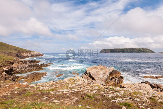 结石旅游的在西班牙北部加利亚地区旅游海景悬崖蓝天和西班牙北部有云的海洋岸假期图片