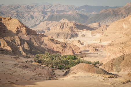蓝天空和太阳的沙漠景观丘和山埃及孤独西奈图片