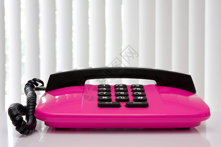 连接商业电信粉红色办公室电话表上反射图片