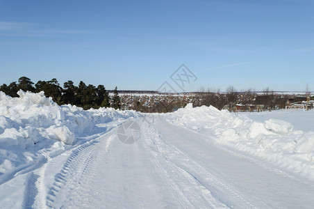 俄罗斯小城镇Kolchugugino的雪路弗拉基米尔地区俄罗斯松尼日初春小路科尔丘吉诺建筑学图片