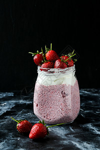 配草莓的Chia种子布丁健康食物生的图片