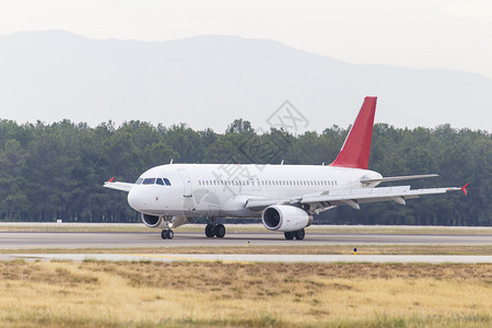 全球的航空公司白色客运飞机起材料图片