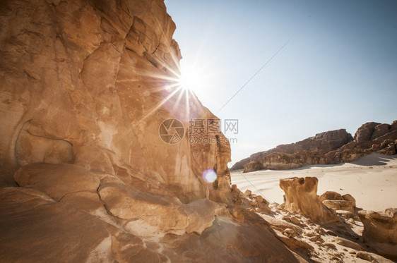 苹果浏览器蓝天空和太阳的沙漠景观丘和山非洲岩石图片