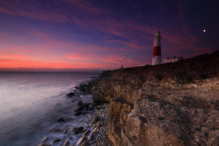 英国波特兰比尔灯塔日出在多塞特海岸自然线图片