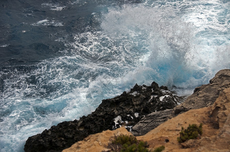 老的马耳他岛巨浪以非常蓝色的水独自的图片