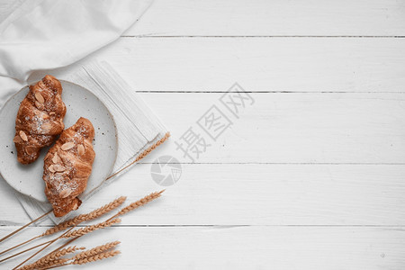 刨冰新鲜的含奶油杏仁角面包木本底填充子图片