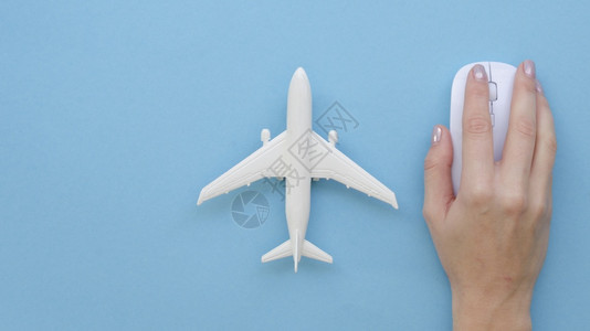 框架酸奶用鼠标手在飞机玩具旁边盒子图片