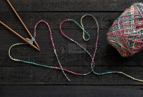 闲暇编织背景的针头和毛线球编织是许多人在空闲时间的业余爱好和休闲活动还制作许多手工的产品木针织图片