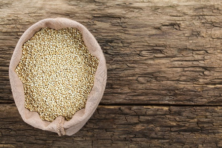 乙粮食包里有原白奎诺亚种子袋里有切诺皮迪安奎亚用侧面复制空间拍摄了顶部照片选择焦点聚于quinoaRaw白昆诺亚种子假谷物图片