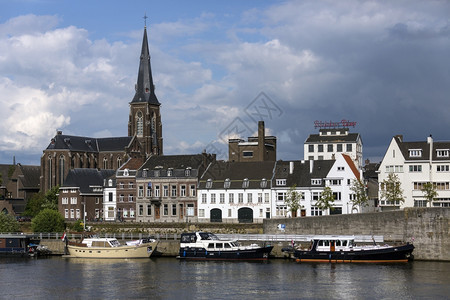 尖塔在荷兰东南部马斯特里赫市部分地区的Meuse河对面图景是林堡省工业城市和首府位于比利时和德国边界附近的Maas河两岸地点在L图片