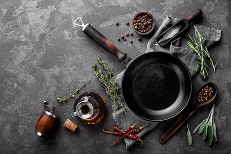 带有空黑锅盘和文本食谱或菜单空间的黑暗烹饪背景最佳为了平底锅图片