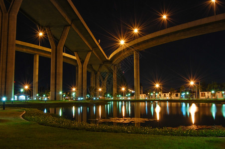 景观结构体泰国普密蓬桥夜晚图片