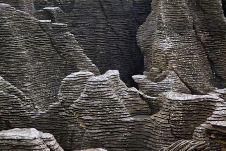 岛堆积的以灰色可见单个层块状岩石纹理图片