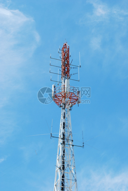 联系蓝色天空背景的通讯塔相片照B车站信号图片