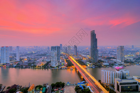 办公室建筑学高速路美丽的城市风景曼谷商业区和住宅在黄昏泰国的时分在曼谷图片