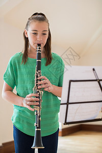 女孩高中学生玩Clarinet游戏课堂练习图片