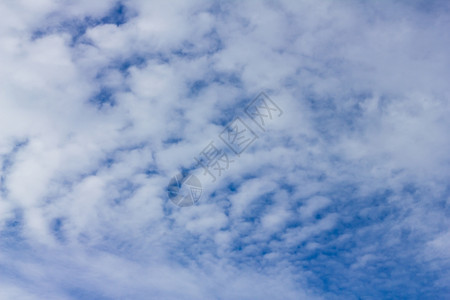 天气清除空蓝背景与云彩图片