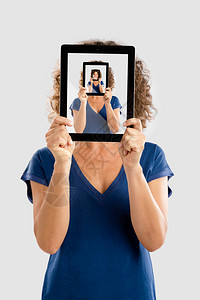 女士互联网中年妇女拿着一张牌片展示了多张自己照片的中年妇女技术图片