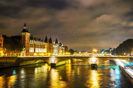 旅行著名的夜里法国巴黎看门人楼大桥图片