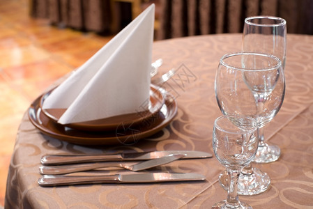 服务餐桌铺有浅棕褐色布衣服浅度的DOF重点放在玻璃干器上浅的吃图片